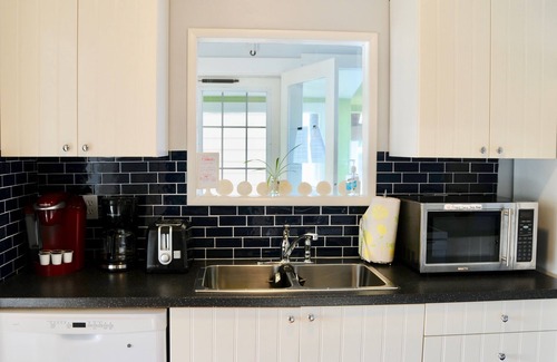Seaside House | Beachside SeaBreeze Bungalow - Pet Friendly with Ocean Views