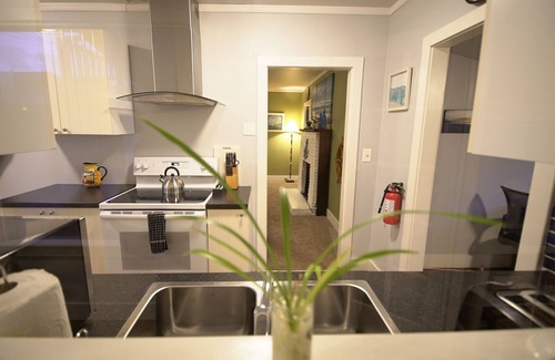 Seaside House | Beachside SeaBreeze Bungalow - Pet Friendly with Ocean Views