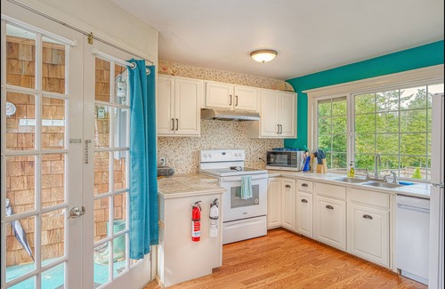 Grayland House | Inviting Seabreeze Captain Mike's Snug Harbor with Breakfast