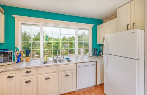 Grayland House | Inviting Seabreeze Captain Mike's Snug Harbor with Breakfast