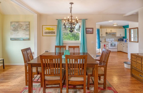 Grayland House | Inviting Seabreeze Captain Mike's Snug Harbor with Breakfast