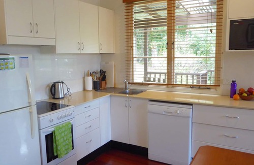 Avoca Beach Cottage | Seabreeze Cottage: Relaxing Bushland Retreat by the Beach