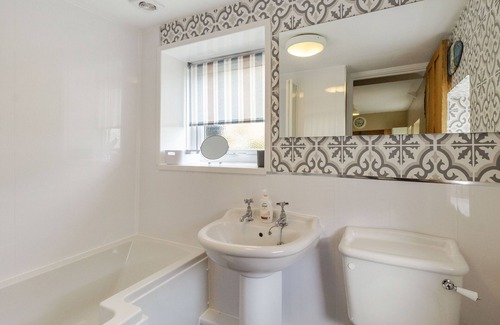 Hirst Cottage | Cozy SEABREEZE COTTAGE with Garden and Pet-Friendly Amenities