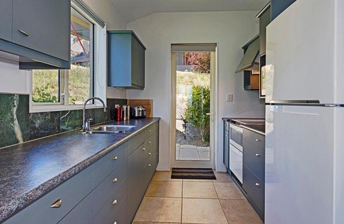 Britannia Heights Apartment | Seabreeze Nelson Studio Apartment - Family-Friendly Retreat