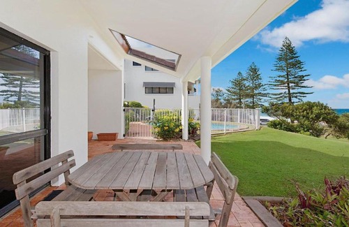 Dicky Beach House | Relaxing Seabreezes with Spectacular Ocean Views