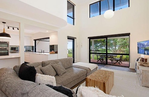Dicky Beach House | Relaxing Seabreezes with Spectacular Ocean Views