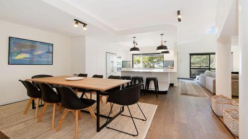 Dicky Beach House | Relaxing Seabreezes with Spectacular Ocean Views