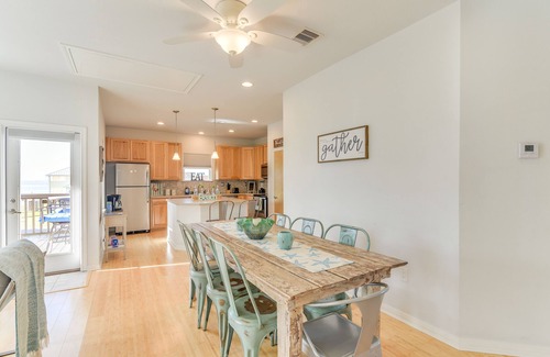 El Lago House | Seabrook Getaway: Balconies, Bay Views & Pet Friendly!
