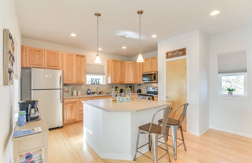 El Lago House | Seabrook Getaway: Balconies, Bay Views & Pet Friendly!