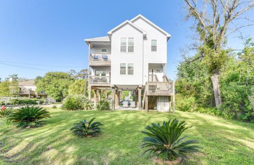 El Lago House | Beautiful Seabrook Getaway with Balconies and Bay Views