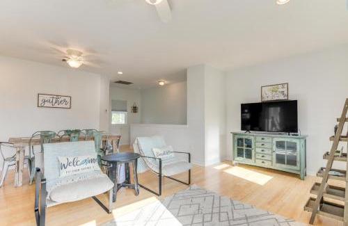 El Lago House | Beautiful Seabrook Getaway with Balconies and Bay Views