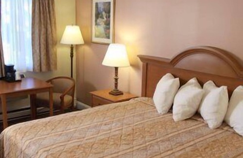 Seabrook Hotel | Family-Friendly Seabrook Inn with Pool and Breakfast Included