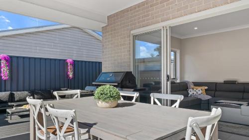 Glenorie House | Seachange Umina - Modern Retreat Near Shops and Beach