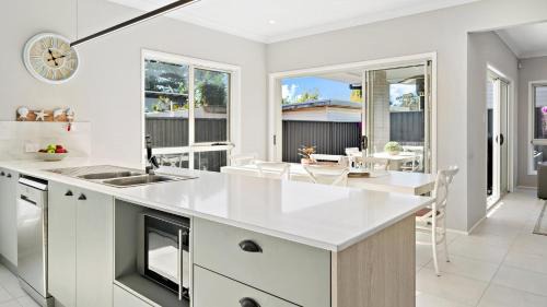 Glenorie House | Seachange Umina - Modern Retreat Near Shops and Beach