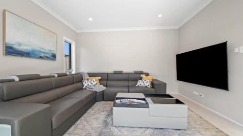Glenorie House | Seachange Umina - Modern Retreat Near Shops and Beach
