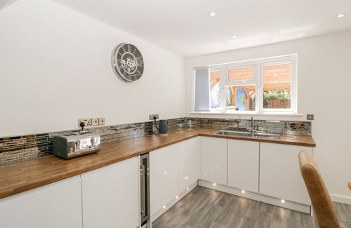 Burnham-on-Sea Cottage | Seaside Serenity: Pet-Friendly Cottage in Burnham-On-Sea