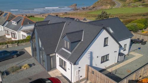 St Brides House | Oceanfront Seacliff: 4-Star Family-Friendly Getaway