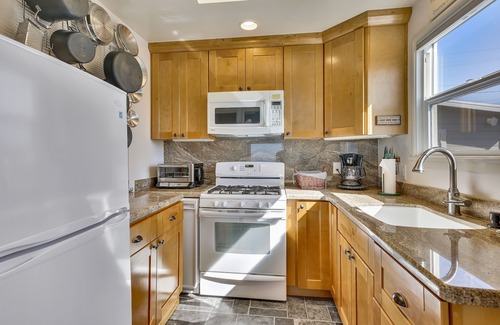 Aptos House | Pet-Friendly Seacliff Rose with Breathtaking Ocean Views