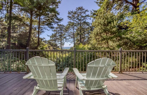 Lincoln Beach House | Seaclusion: Family-Friendly Retreat with Breakfast Included