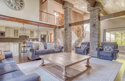 Lincoln Beach House | Seaclusion: Family-Friendly Retreat with Breakfast Included