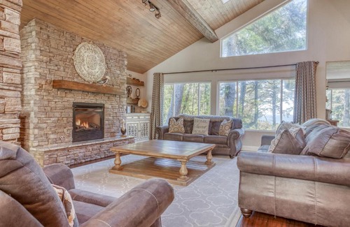 Lincoln Beach House | Seaclusion: Family-Friendly Retreat with Breakfast Included