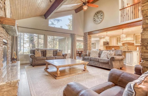 Lincoln Beach House | Seaclusion: Family-Friendly Retreat with Breakfast Included
