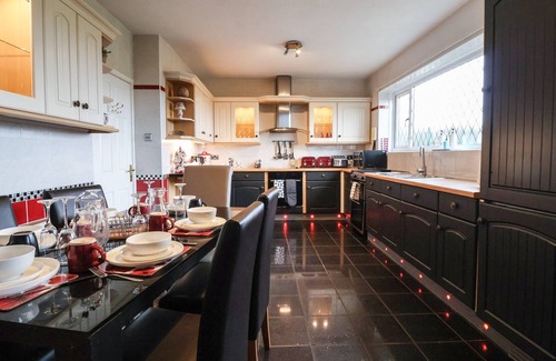 Scarborough Cottage | Relax at Seacrest Lodge with Oceanfront Views and Spa