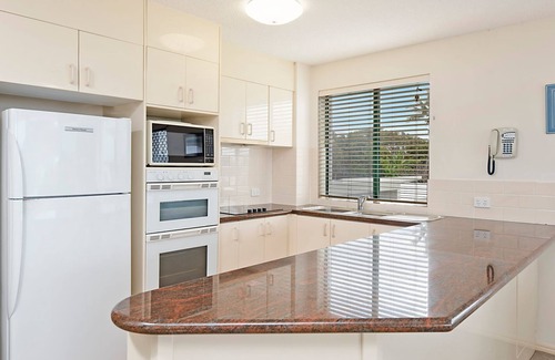 Moffat Beach Apartment | Cozy Seacrest Unit 2 at Moffat Beach with Pool & Kitchen