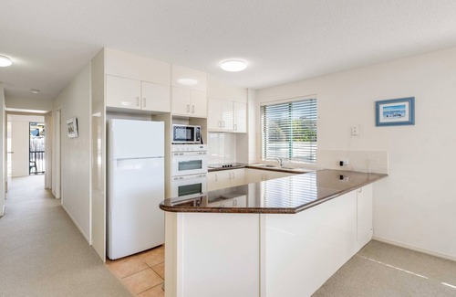 Moffat Beach Apartment | Cozy Seacrest Unit 2 at Moffat Beach with Pool & Kitchen