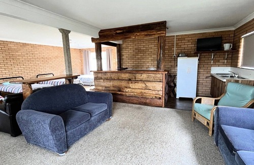 Minnie Water House | Family-Friendly Retreat: SEADUCED BY MINNIE, Sleeps 8