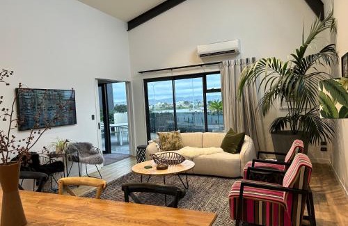 Ahuriri Apartment | Experience SEAduction: 4-Star Family-Friendly Retreat