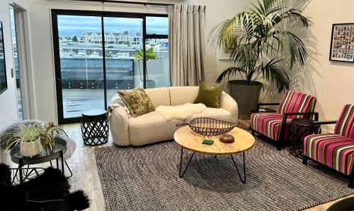 Ahuriri Apartment | Experience SEAduction: 4-Star Family-Friendly Retreat