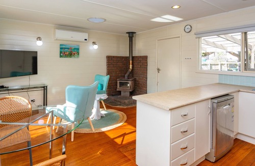 Sunderland Bay Cottage | SeaFoam Cottage Phillip Island - 140 metres to beach, pets, wifi