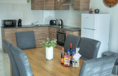 Madliena Apartment | Seafront 2 bedroom with balcony & jacuzzi GOGZR-6