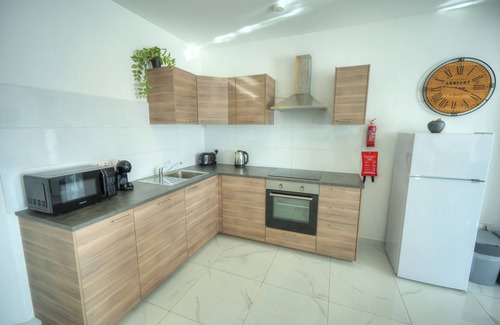 Madliena Apartment | Seafront 2 bedroom with balcony & jacuzzi GOGZR-6