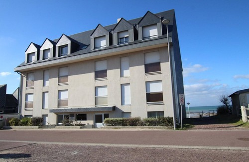 Agon-Coutainville Apartment | Seafront apartment with services included and private parking