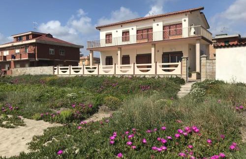 Torvaianica Apartment | Oceanfront Seafront Apartment: Family-Friendly near Rome