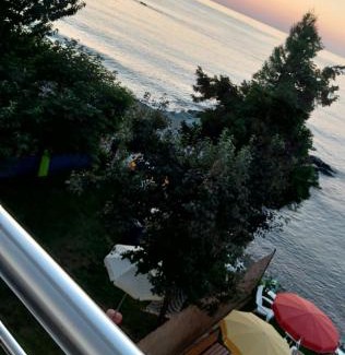 Ardesen Apartment | Seafront Apartment with Beach Access and Lush Garden