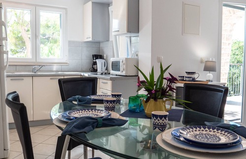 Krizna luka House | Seafront Apartment with Free Parking - Perfect Family Getaway