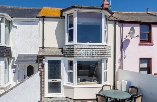 Chysauster House | Cozy Seafront Cottage for 6 with Ocean Views & Breakfast