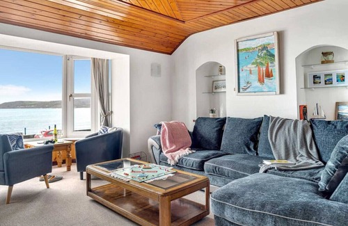 Chysauster House | Cozy Seafront Cottage for 6 with Ocean Views & Breakfast