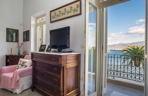 Sitia Apartment | Seafront Town House: Family-Friendly Escape by the Beach