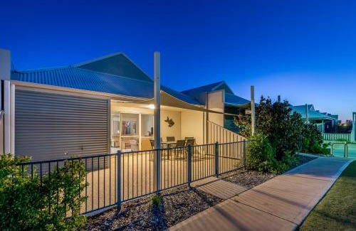 Jurien Bay Villa | Seafront Unit 49: Ideal Family Getaway with Pool Access