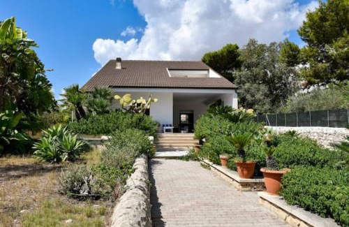 Marina di Modica Villa | Oceanfront Seafront Villa "Mare in casa" - Rated 9.4/10