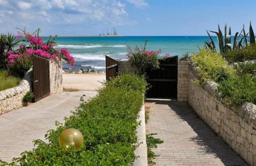 Marina di Modica Villa | Oceanfront Seafront Villa "Mare in casa" - Rated 9.4/10