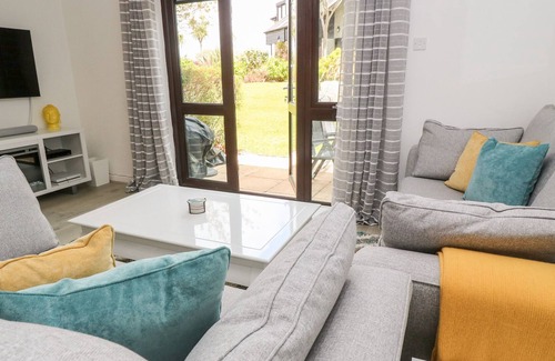 Maenporth Cottage | Family-Friendly Seaglass Hotel with Pool in Maenporth