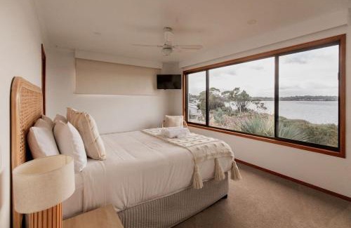 Lewisham House | Beachfront Seagrass Coastal Retreat with Family-Friendly Amenities