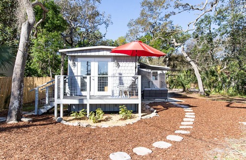 Palm Coast Cottage | Seagrass Cottage: Steps from Ocean, Family-Friendly Amenities