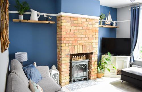 Pakefield House | Seagull Cottage: Pet-Friendly Coastal Retreat with Ocean View
