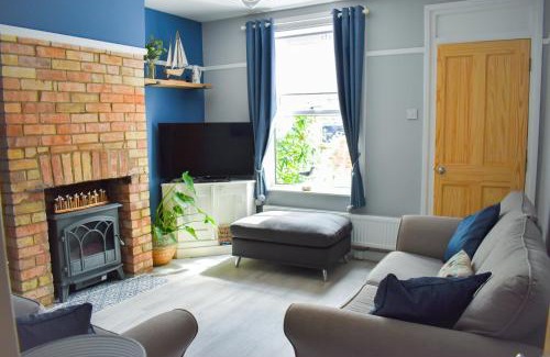 Pakefield House | Seagull Cottage: Pet-Friendly Coastal Retreat with Ocean View